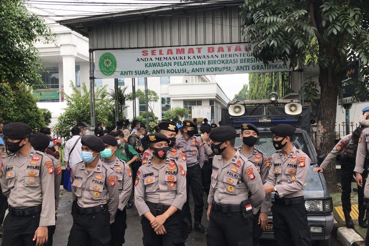 Aparat keamanan dari unsur TNI-Polri meningkatkan pengamanan sidang lanjutan terdakwa kasus kerumunan dan penghasutan Rizieq Shihab di Pengadilan Negeri Jakarta Timur, Cakung, Jakarta Timur pada Selasa (30/3/2021).