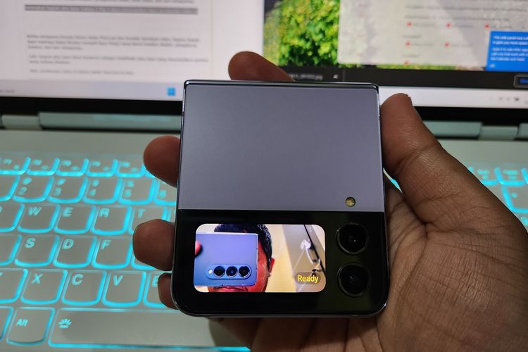 Mode Portrait menggunakan kamera belakang via Cover Screen Galaxy Z Flip 4.