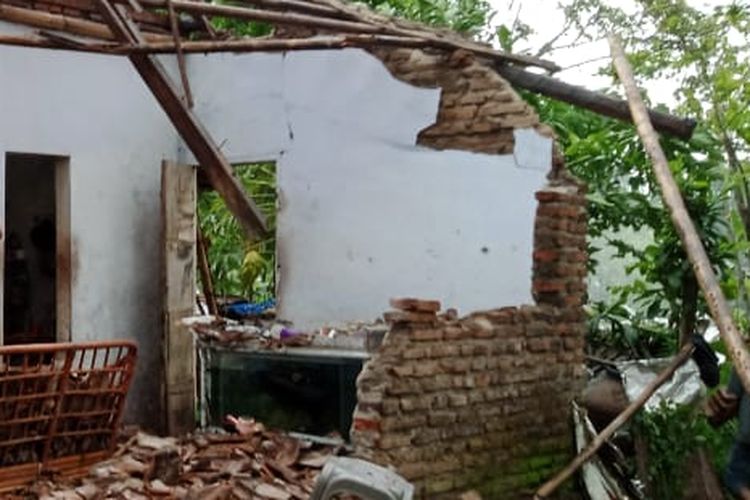 Rumah milik Supiani, Warga Desa Sukorambi Kabupaten Jember yang ambruk karena angin puting beliung