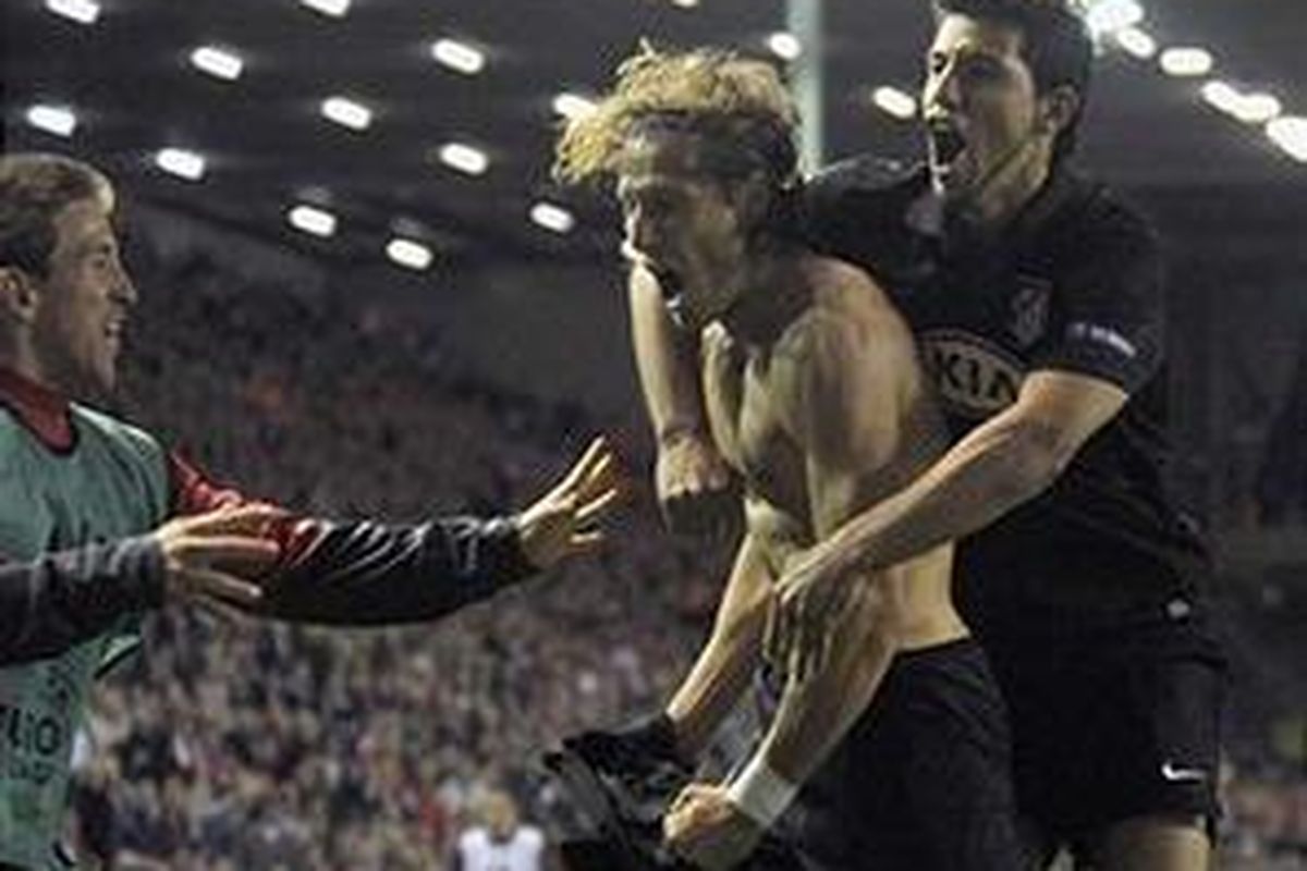 Striker Atletico Madrid, Diego Forlan (tengah) meluapkan kegembiraan setelah membobol gawang Liverpool. Golnya memastikan Atletico ke final Liga Europa.