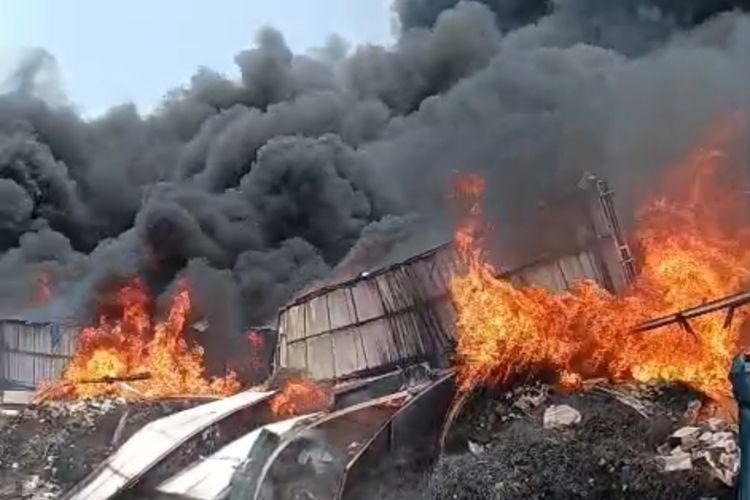 Kebakaran 28 Gudang di Kosambi Tangerang Padam Setelah 15 Jam, Kerugian Ditaksir Rp 20 Miliar