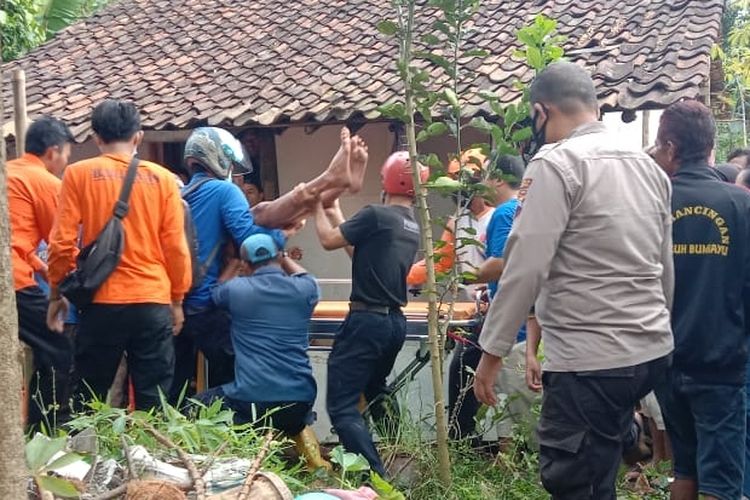 Petugas BPBD bersama polisi dan warga berusaha menyelamatkan pelajar yang mencoba bunuh diri terjun ke sumur rumahnya di Desa/Kecamatan Bumiayu, Brebes, Selasa (9/8/2022). (Dok. Polsek Bumiayu)
