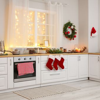 Ilustrasi dapur dengan dekorasi Natal.