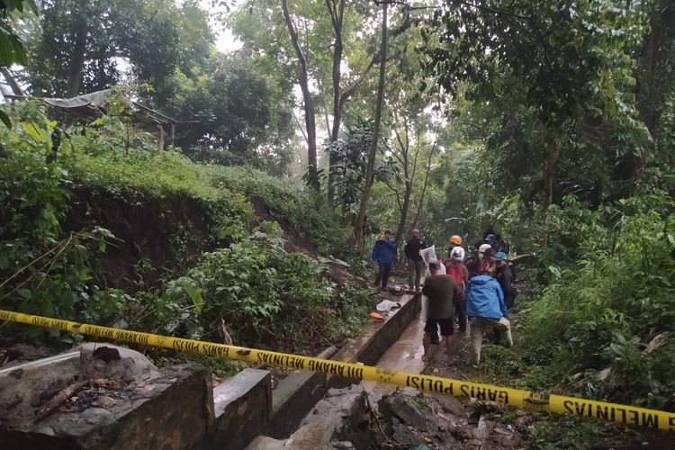 Sejumlah petugas tengah mengecek lokasi penemuan jasad bayi di saluran irigasi  Gang Awitali 7, RT 02 RW 09, Kelurahan Citeureup, Kecamatan Cimahi Utara, Kota Cimahi, Jawa Barat, Selasa (27/2/2024).