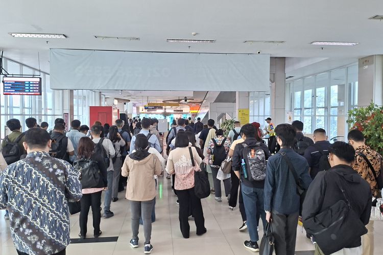 Suara Pengguna KRL: Stasiun Karet Strategis tapi Semrawut, BNI City Modern tapi Bikin Capek