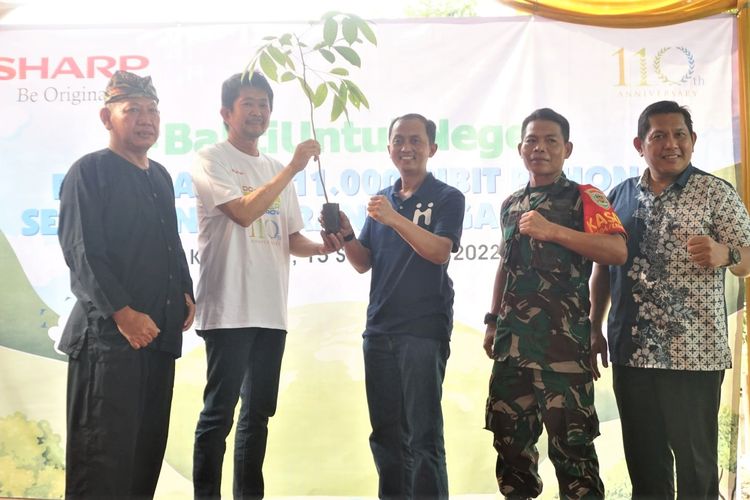 Sharp Electronics Indonesia melakukan program penanaman 11.000 pohon di lahan seluas 30 KM sepanjang aliran sungai Citarum desa Wadas, Sungai Cibeet desa Parungsari, Sungai Citarum Desa Adiarsa dan lokasi pegungan Loji kecamatan Tegal Waru. 