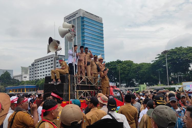 Ratusan kepala desa menggelar demonstrasi di depan Gedung DPR, Senayan, Jakarta, Selasa (6/2/2024) untuk menuntut RUU Desa disahkan oleh DPR.