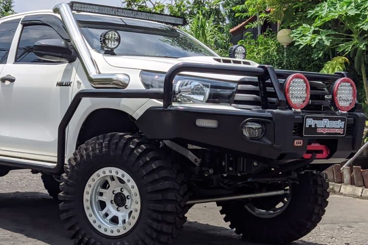 Toyota Hilux Mega Cabin hasil modifikasi ProRock Engineering Jakarta