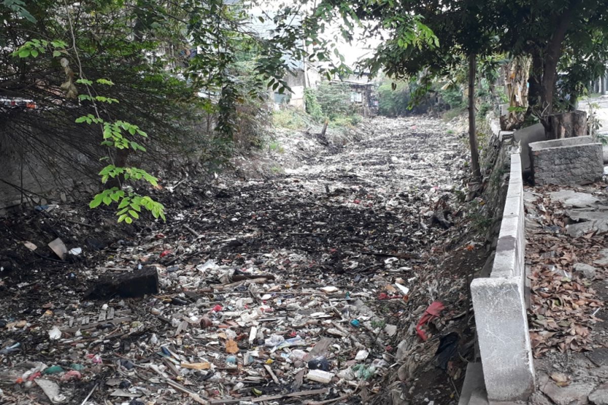 Tampak lautan sampah menumpuk di Kali Bancong, Kota Bekasi yang merupakan hulu sampah di Kali Pisang Batu, Kabupaten Bekasi, Kamis (10/1/2019).