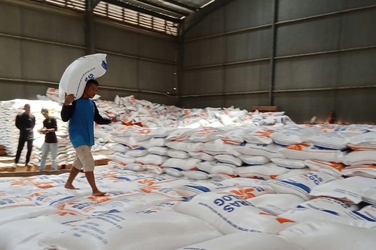 Beras Bantuan Pangan di Garut Dikeluhkan Warga, Takaran Kurang dan Kualitasnya Buruk
