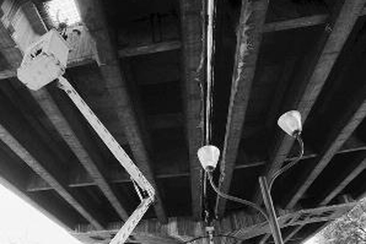 Petugas PT Citra Marga Nusaphala Persada memperbaiki jalan yang berlubang di ruas Jalan Layang Tol Wiyoto Wiyono dari Cawang ke arah Tanjung Priok, tepatnya setelah Pintu Jalan Tol Kebon Nanas, Jakarta Timur, Selasa (7/4). 