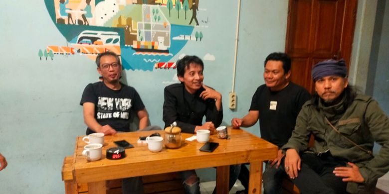 Diskusi terkait bencana banjir yang digelar oleh Kelompok Kajian Masyarakat Peduli Bencana di kedai kopi Kopituin, Selasa (19/07/2022) malam