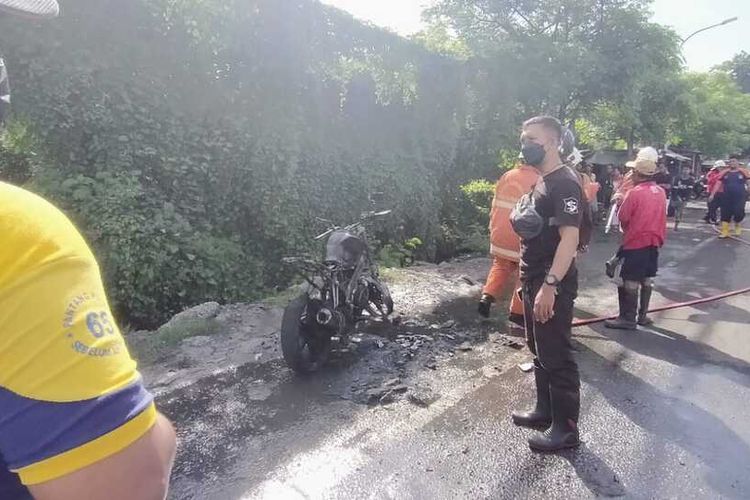 Sebuah sepeda motor Vixion berpelat W 5487 DU ditemukan terbakar di Jalan Tambak Osowilangun, Surabaya, Jawa Timur, Senin (13/12/2021) pagi.