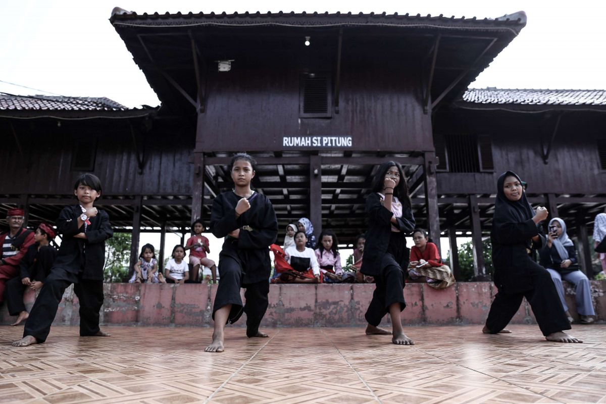 Sejumlah anak saat berlatih silat di Rumah Si Pitung Marunda, Jakarta Utara, Minggu (06/05/2018). Rumah Si Pitung kerap digunakan sejumlah anak untuk berlatih tarian betawi, silat dan lain-lain, dengan tujuan melestarikan kebudayaan betawi.