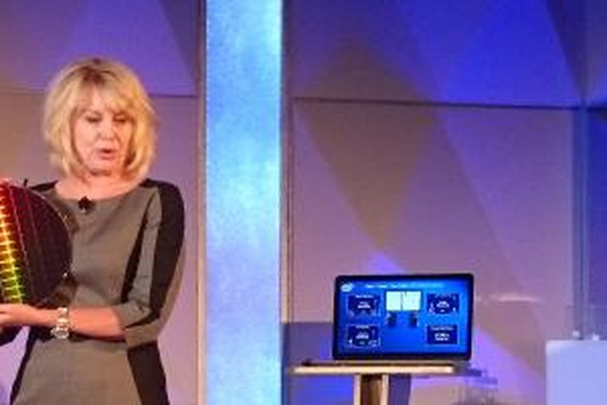 Diane Bryant, senior vice president and general manager data center Intel memperlihatkan kepingan  
