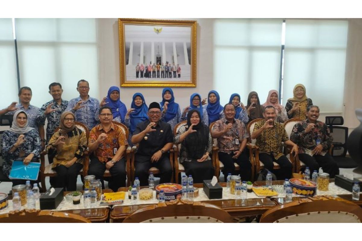 Wali Kota Helldy Agustian menyatakan dukungannya untuk meningkatkan fasilitas pendidikan yang masih kurang dan yang mengalami kerusakan di seluruh sekolah di Kota Cilegon. 