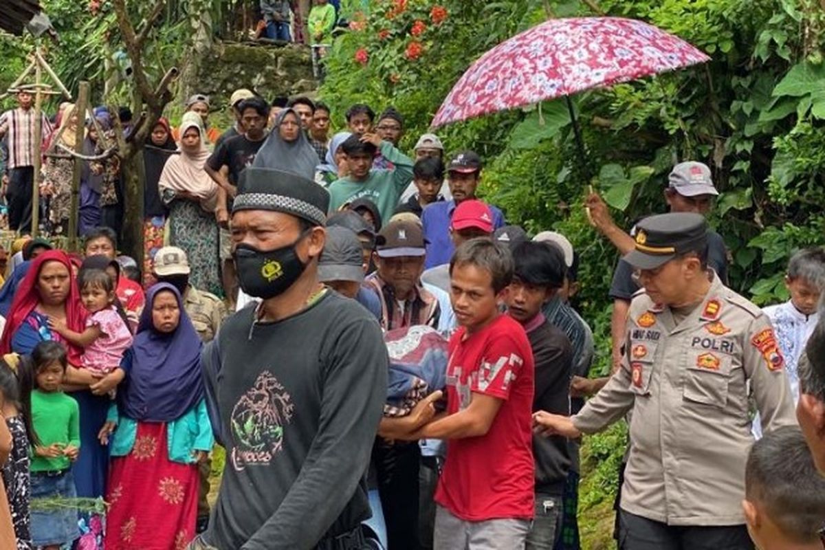 Warga Desa Banjarsari, Kecamatan Bantarkawung, Kabupaten Brebes, Jawa Tengah mengiringi kedatangan jenazah santri yang menjadi korban gempa bumi Cianjur, Jawa Barat, Selasa (22/11/2022). (Dok. Lurah Banjarsari)