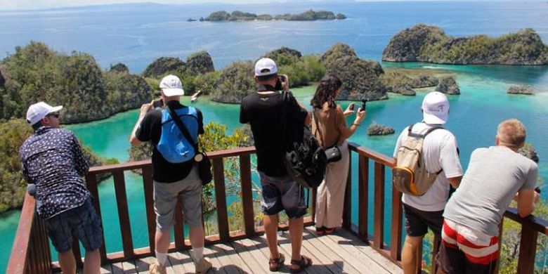 Peserta media famtrip dari Perancis yang diundang Kementerian Pariwisata di Pianemo, Kabupaten Raja Ampat, Papua Barat, Kamis (5/5/2016). Untuk melihat panorama bahari ini, wisatawan harus menaiki 320 anak tangga, sebelum akhirnya rasa capek terbayar begitu melihat keindahan Pianemo dari atas bukit.