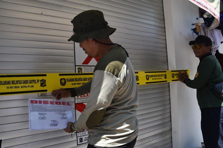 Satpol PP Kota Surabaya menyegel bangunan yang tak kantongi izin persetujuan bangunan dan gedung, Kamis (19/9/2024). 