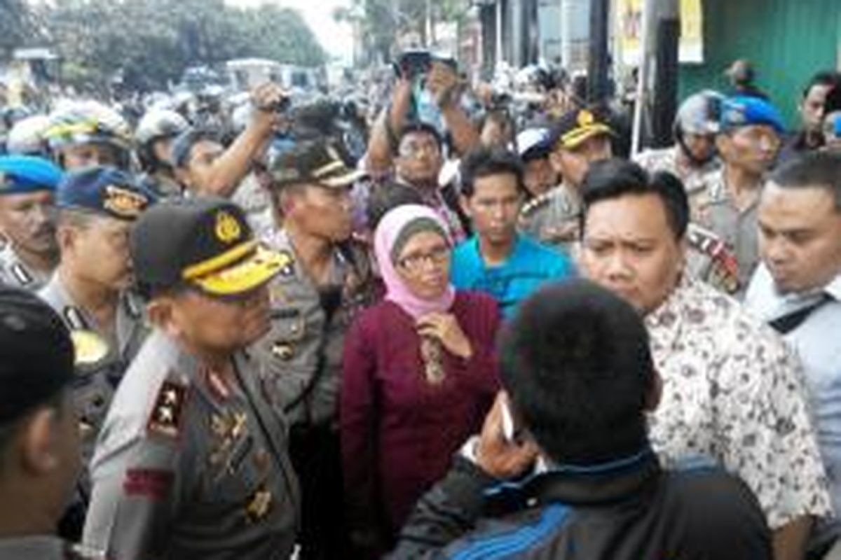 Kapolda Metro Jaya Irjen Pol Unggung Cahyono (kiri) berdialog dengan Irwan (berjaket hitam, menelepon, memunggungi kamera), anggota Front Pembela Islam yang menjadi penanggung jawab aksi demonstrasi FPI di depan gedung Balaikota dan DPRD DKI, Jumat (3/10/2014). Demonstrasi tersebut berakhir ricuh.