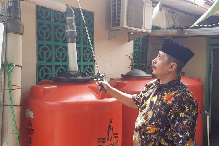 Wahyu Hadi (54), warga Jombor Kota, Kelurahan Jombor, Kecamatan Bendosari, Sukoharjo, Jawa Tengah, menunjukkan alat penyaringan air hujan yang kemudian diolah sebagai terapi pengobatan di rumahnya, Rabu (7/9/2022).