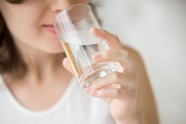8 Manfaat Minum Air Putih Sebelum Tidur untuk Kesehatan Halaman all - Kompas.com