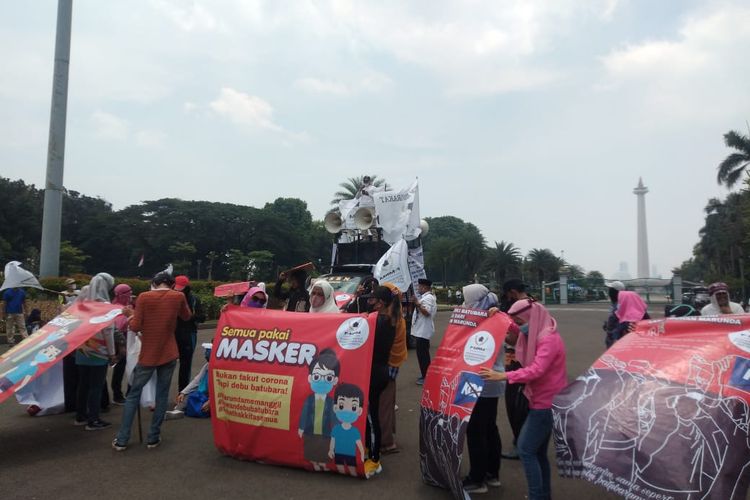 Forum Masyarakat Rusunawa Marunda menggelar unjuk rasa di kawasan Patung Kuda, Jakarta Pusat, Senin (14/3/2022). Mereka menuntut Kementerian Perhubungan untuk menyelesaikan kasus pencemaran batu bara di lingkungan mereka.