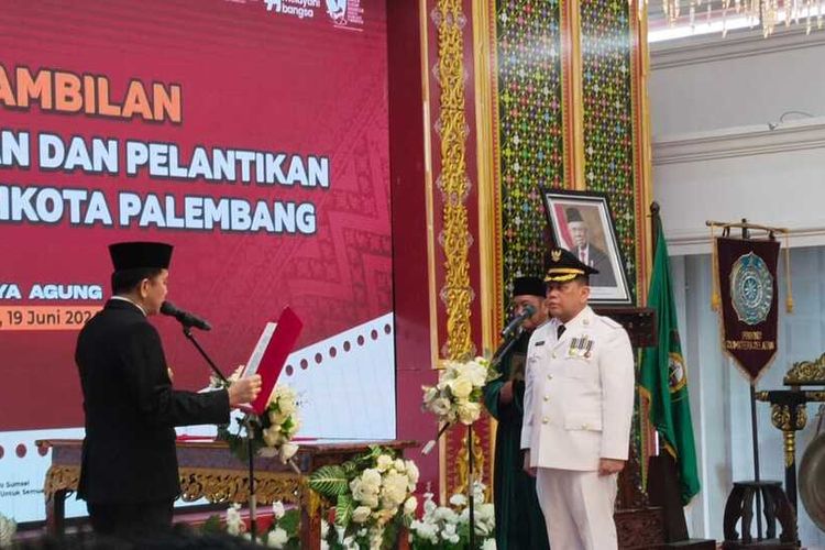 Pj Gubernur Sumsel Agus Fatoni melantik Pj Wali Kota Palembang Ucok Abdul Rauf di Griya Agung, Rabu (19/6/2024).