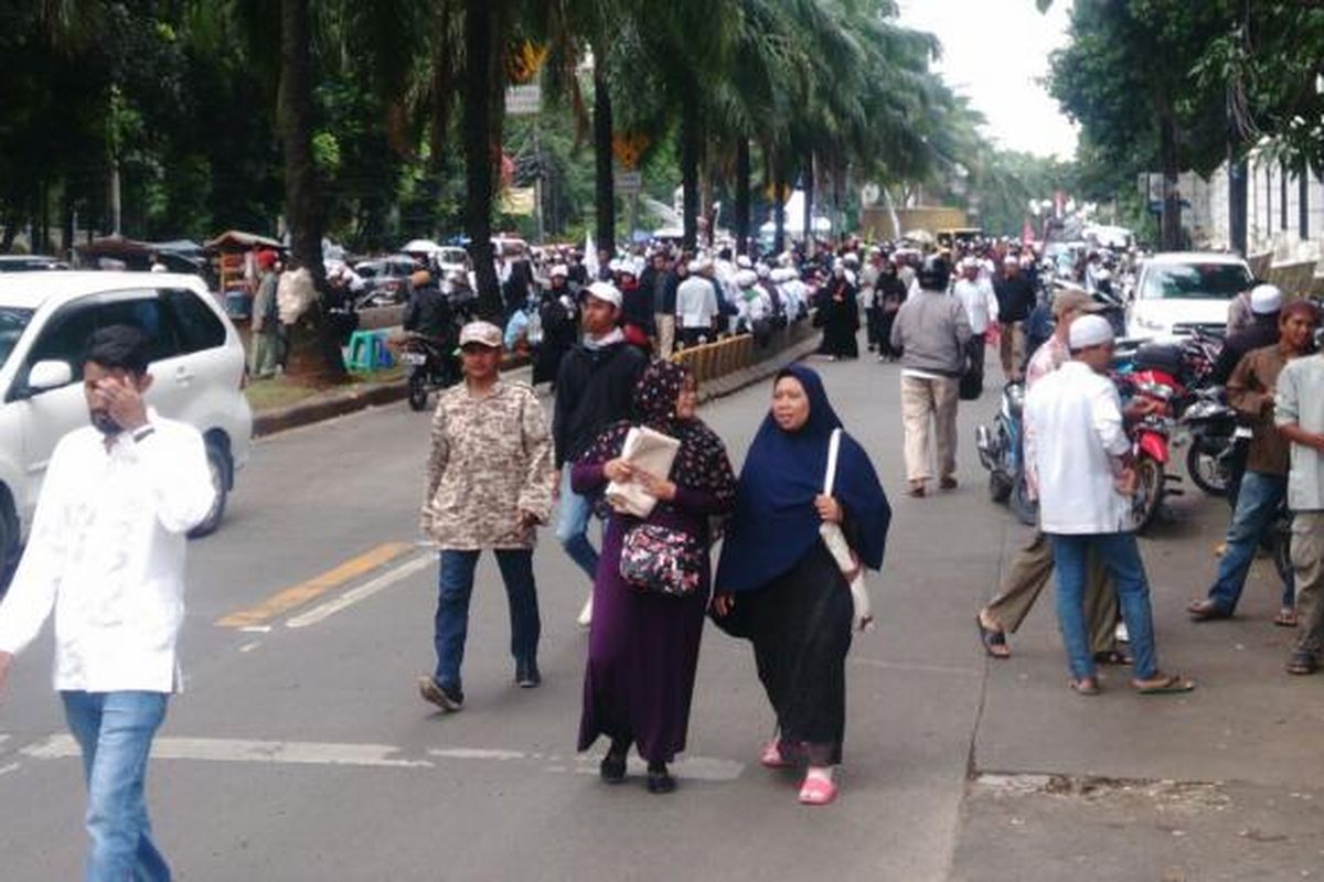 Massa dua kubu yang berujuk rasa di luar sidang Basuki Tjahaja Purnama atau Ahok di Jalan RM Harsono, Ragunan, Jakarta Selatan, mulai membubarkan diri. Selasa (7/2/2017).