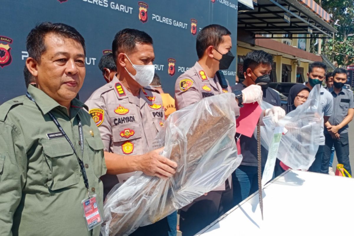 Kapolres Garut (tiga dari kiri) menunjukan barang bukti kasus perusakan rumah berlatar belakang hutang piutang, Selasa (19/09/2022) di Mapolres Garut