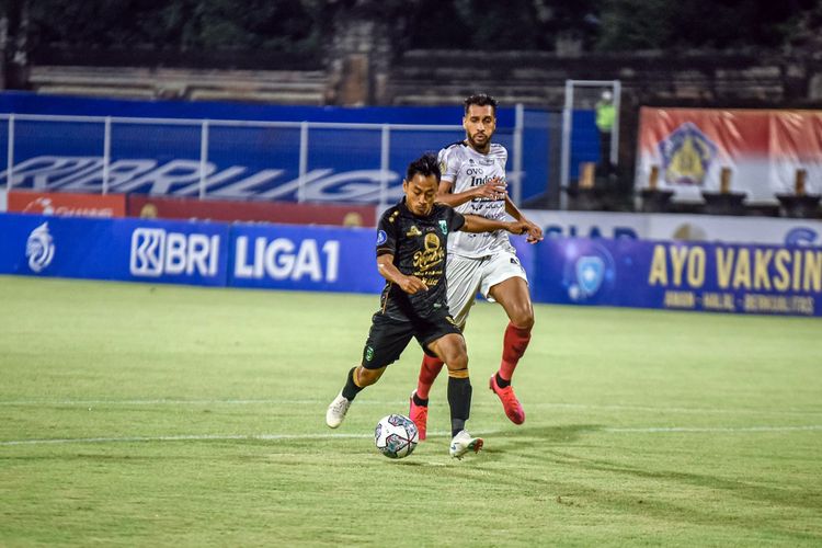 Pemain Bali United mengejar Persebaya Surabaya Samsul Arif yang menggiring bola pada laga pertandingan pekan 17 Liga 1 2021-2022 yang berakhir dengan skor 3-1 di Stadion Ngurah Rai Denpasar, Bali, Rabu (5/1/2021) malam.