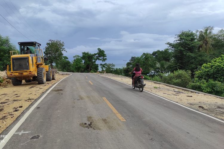 Jalan Raya di Pulau Semanu, Nusa Tenggara Timur (NTT) kembali mulus.

