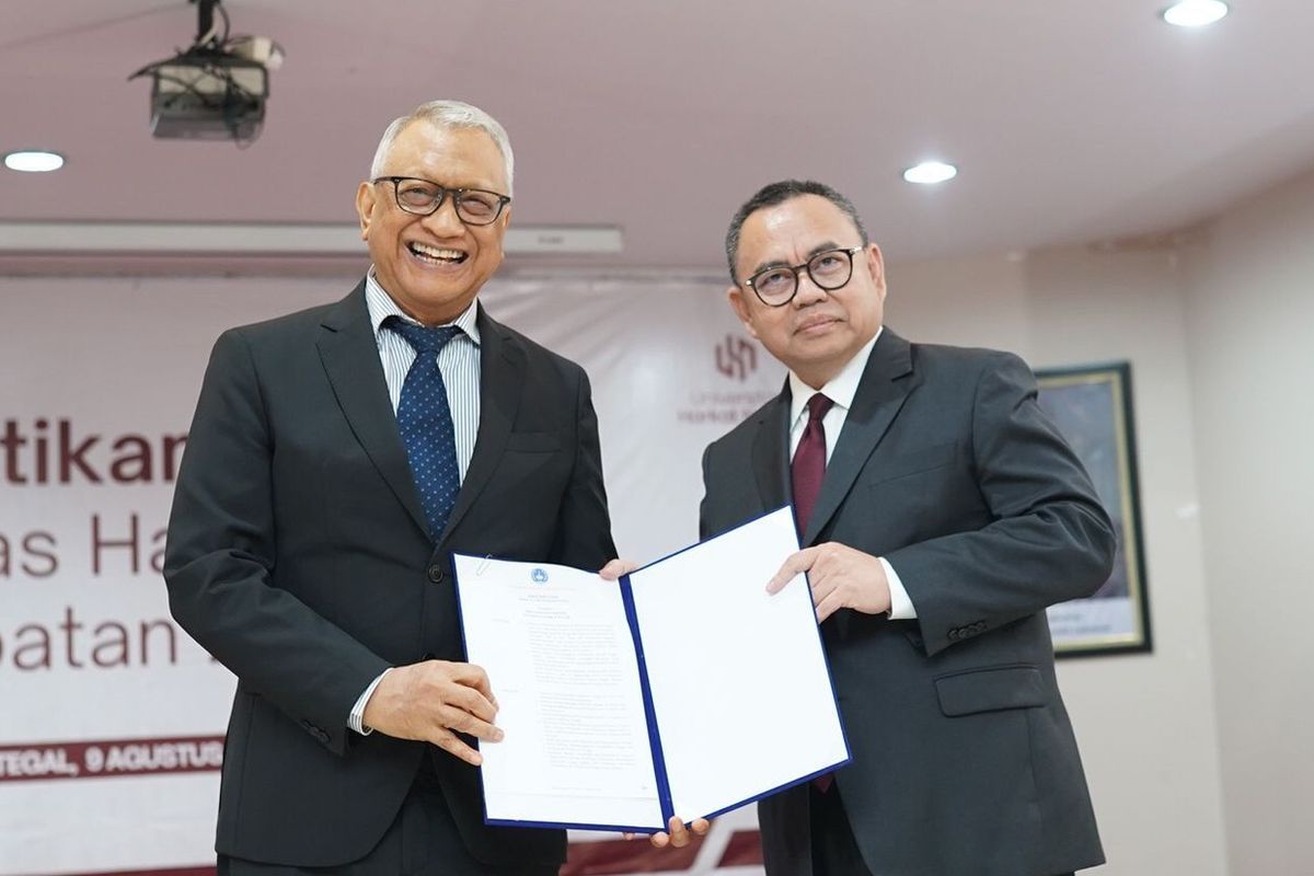 Sudirman Said (kanan) menerima Surat Keputusan pengangkatan dirinya sebagai Rektor Universitas Harkat Negeri (UHN) Tegal dari Ketua Yayasan Pendidikan Harapan Bersama, Iwan Faidi, di kampus UHN jalan Mataram, Kota Tegal, Jawa Tengah, Sabtu (9/8/2025).