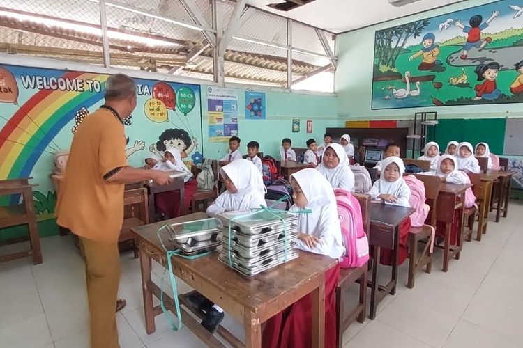 Pantauan di Sekolah Dasar Negeri (SDN) Pandian 1, Kecamatan Kota, para siswa kelas 1, 2 dan 3 menerima lebih awal menu makan bergizi gratis, Senin (13/1/2025). 
