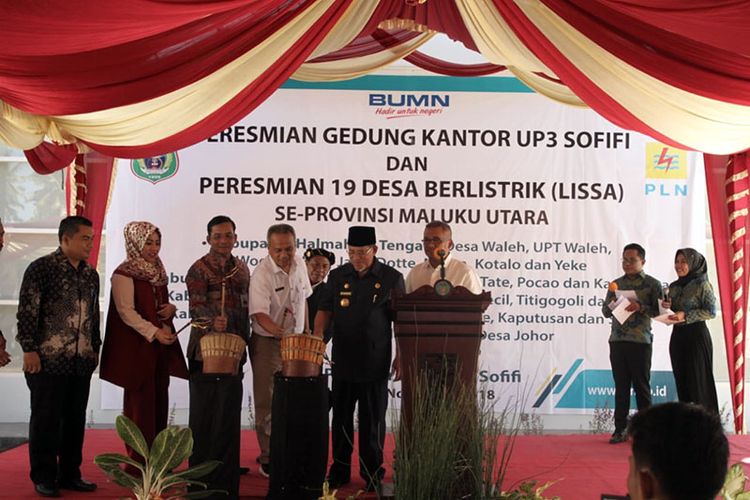 Gubernur Maluku Utara Abdul Ghani Kasuba meresmikan gedung kantor UP3 PLN dan 19 Desa Berlistrik di Sofifi, Rabu (28/11/2018).