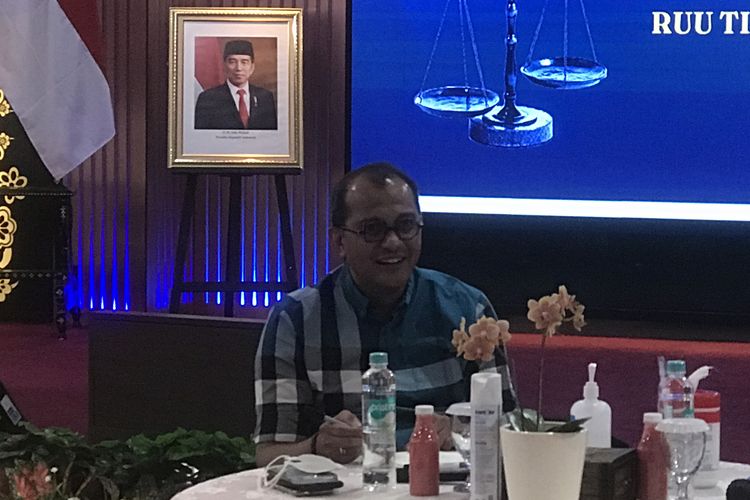 Wakil Menteri Hukum dan Hak Asasi Manusia (Wamenkumham) Edward Omar Sharif Hiariej dalam acara pertemuan dengan media di Kemenkumham, Selasa (22/2/2022).