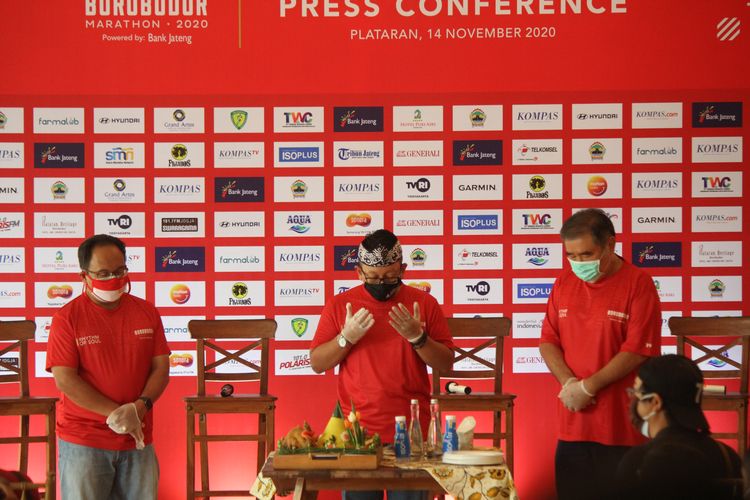 Kadisporapar Jawa Tengah, Sinung Nugroho Rachmadi (tengah), didampingi oleh Wakil Pimpinan Umum Harian Kompas, Budiman Tanuredjo (kiri), dan Ketua Yayasan Borobudur Marathon, Liem Chi An (kanan), berdia bersama jelang gelaran Borobudur Marathon 2020, Sabtu (14/11/2020).