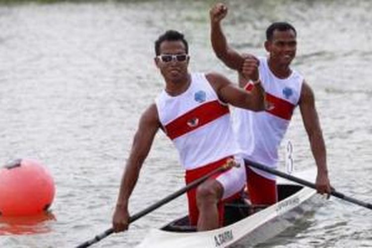 Tim dayung Indonesia, Eka Octarorianus (belakang) dan Anwar Tarra saat berlomba dalam final lomba dayung nomor Pria C2 1000 meter, di situ Cipule, Karawang Timur, Jawa Barat, Jumat (11/11/2011). Indonesia berhasil meraih 2 emas, 2 perak dan 1 perunggu. 