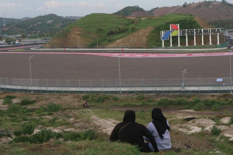 suasana melihat Sirkuit Mandalika dari Bukit Seger