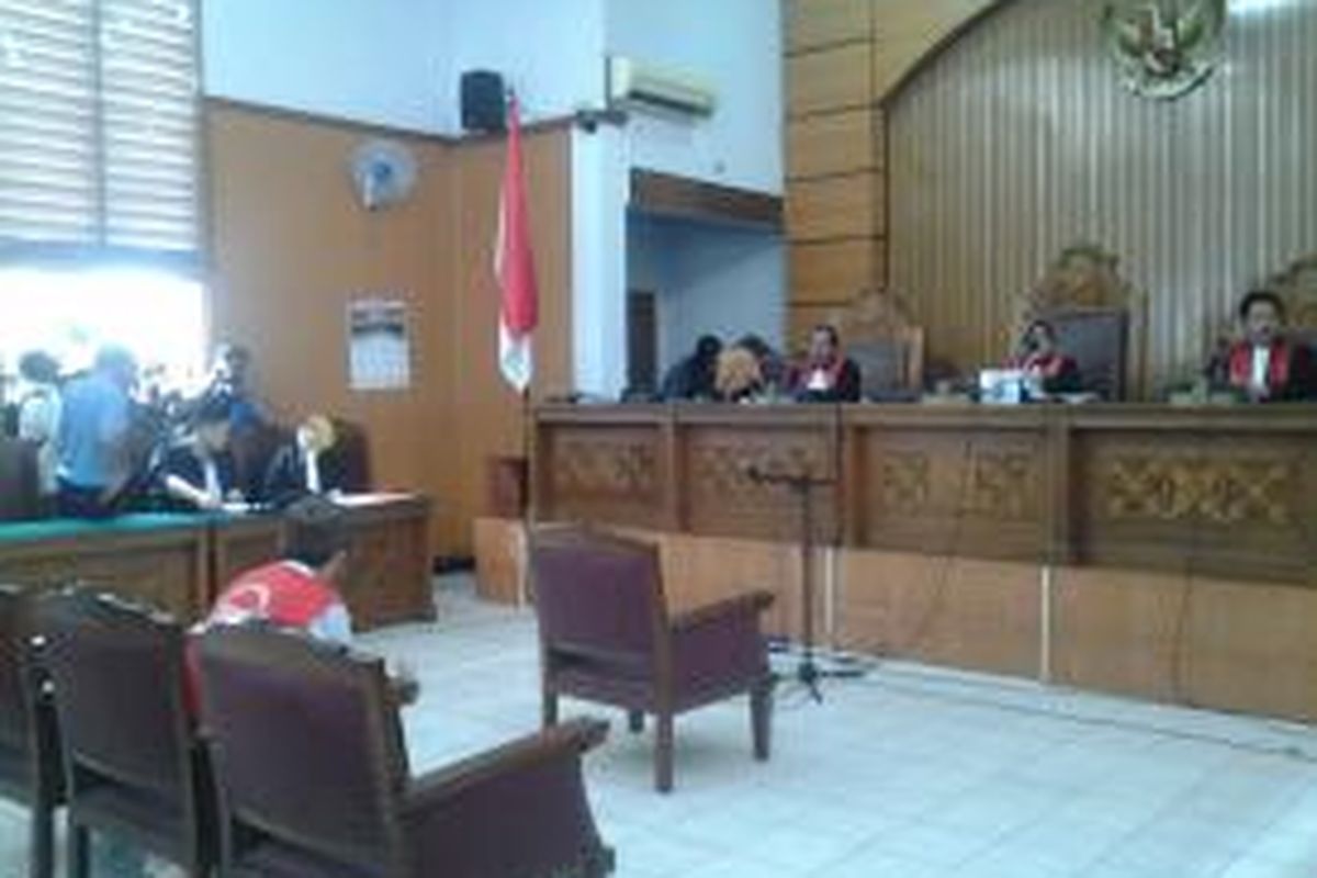 Agun Iskandar saat menjalani sidang perdana kasus JIS di Pengadilan Neger Jakarta Selatan, Cilandak, Jakarta, Selasa (26/8/2014).