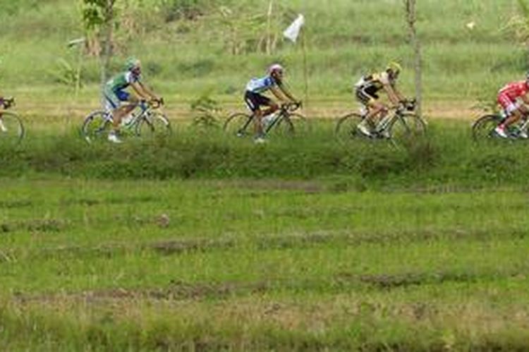 Pebalap menyelesaikan etape pertama Tour de Ijen 2012 yang menempuh jarak 124,7 kilometer dari Kota Banyuwangi menuju Pulau Merah, Banyuwangi, Jawa Timur, Jumat (7/12/2012)  Pebalap Uzbekistan Denis Shaymanov memenangi etape ini.

