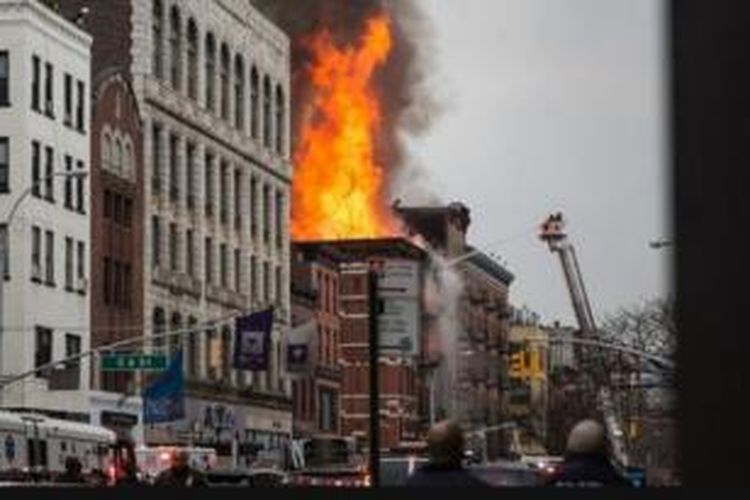 Sebuah gedung terbakar setelah terjadi ledakan di 2nd Avenue, Manhattan, New York City.