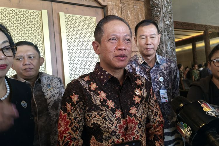 Menteri Lingkungan Hidup, Hanif Faisol Nurofiq, menyampaikan keterangannya kepada wartawan, di Jakarta Timur, Senin (20/10/2025). 