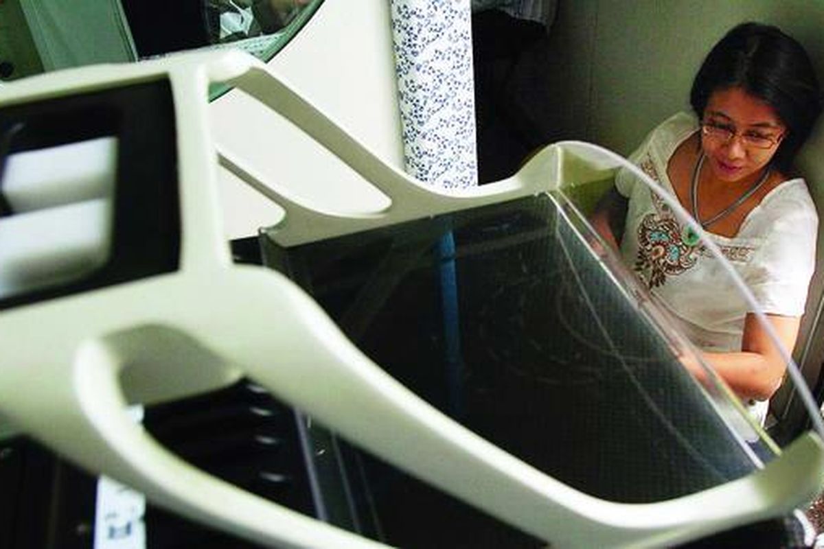 Unit Mobil Mamografi bertujuan memberikan kemudahan kepada warga untuk mendeteksi dini kanker payudara dengan menggunakan sistem sinar-X, yang diluncurkan Yayasan Kesehatan Payudara Jakarta. Seorang ibu menunggu untuk diperiksa di mobil mamografi pada operasi pertamanya di halaman parkir Jakarta Convention Center.