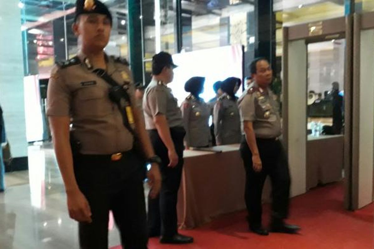 Wakapolda Metro Jaya Brigjen Suntana di pintu masuk debat cagub-cawagub DKI di Gedung Bidakara, Pancoran, Jakarta Selatan. Jumat (27/1/2017)