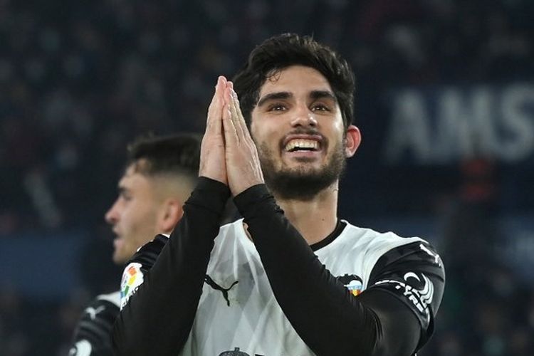 Goncalo Guedes merayakan gol yang ia cetak dalam laga derbi Levante Vs Valencia pada pekan ke-18 Liga Spanyol yang dilangsungkan di Stadion Ciutat de Valencia, Senin (20/12/2021) malam waktu setempat.