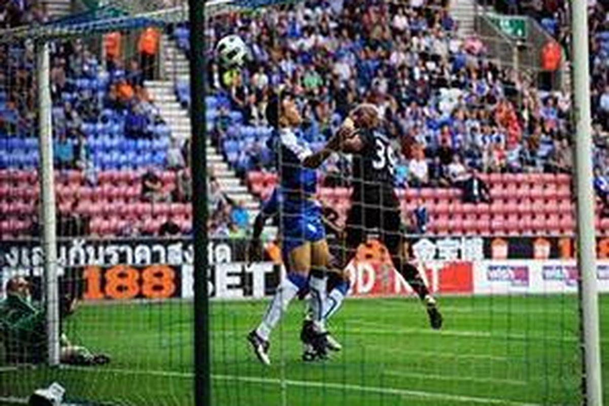 Penyerang Chelsea, Nicolas Anelka, mencetak gol keduanya ke gawang Wigan Athletic, pada laga Premier League, Sabtu (22/8/2010)