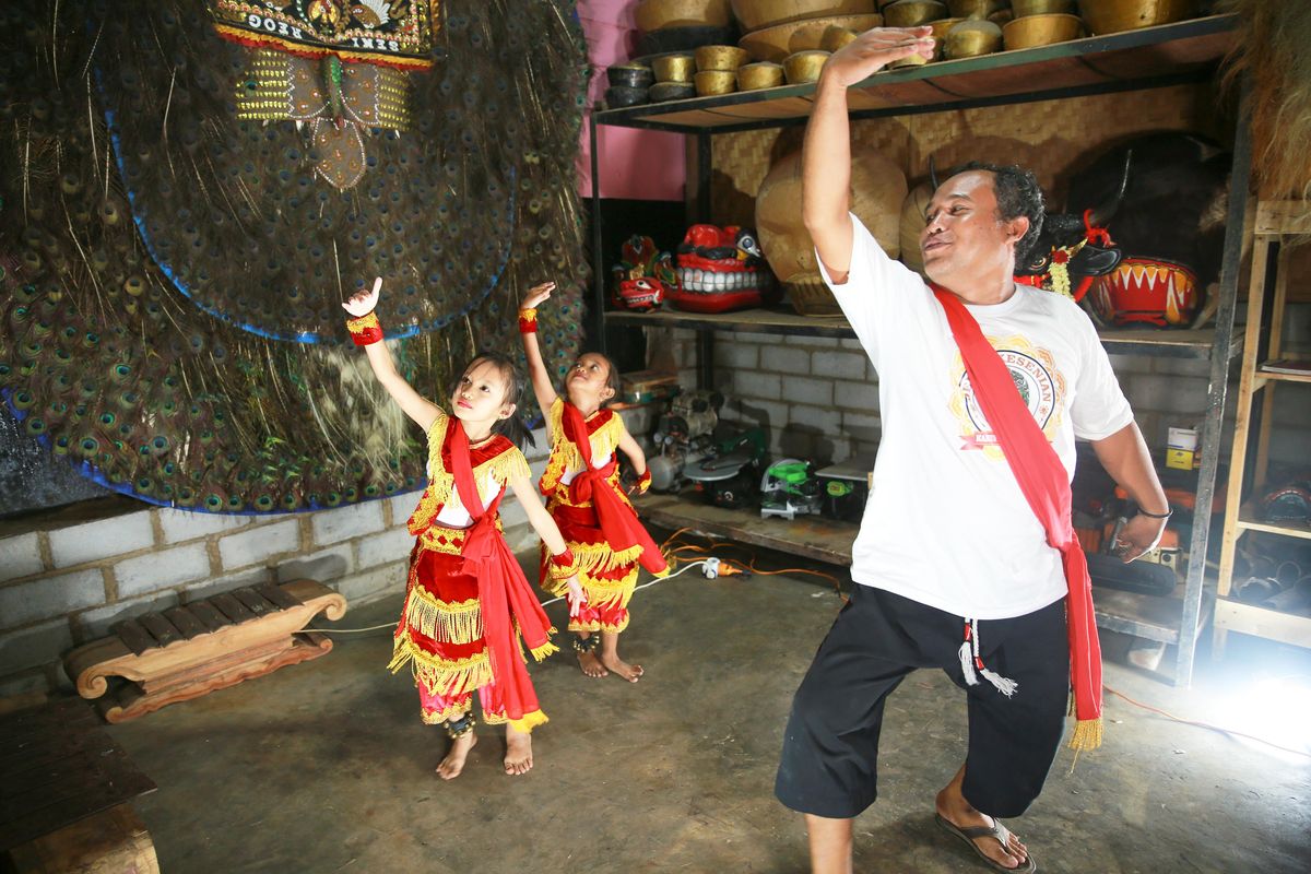 Sanggar Murtitomo, didirikan oleh Ahmad Soleh (43 tahun) atau yang akrab disapa Wahid, menjadi oase budaya tradisional di tengah modernisasi.