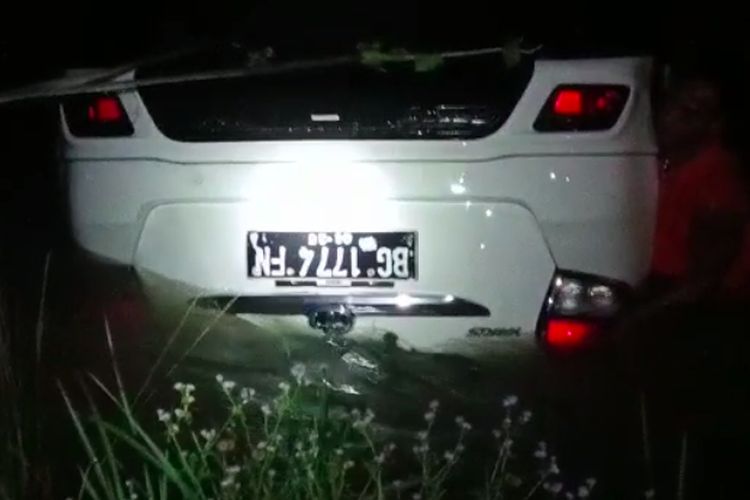 Mobil jenis Toyota Yaris dengan plat nomor polisi BG 1774 FN yang dikemudikan oleh Dian Firmansyah (31) terjun ke sungai di Jalan Tanggul Irigasi, Desa Sukaraja, Kecamatan Buay Madang, Kabupaten Ogan Komering Ulu (OKU) Timur, Sumatera Selatan, setelah mengalami pecah ban.