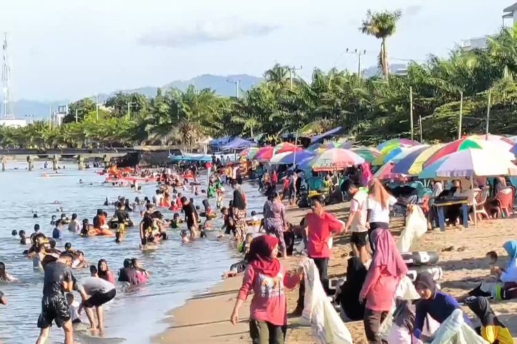 Libur Lebaran, Ribuan Wisatawan Padati Obyek Wisata di Polman *** Local Caption *** Libur Lebaran, Ribuan Wisatawan Padati Obyek Wisata di Polman